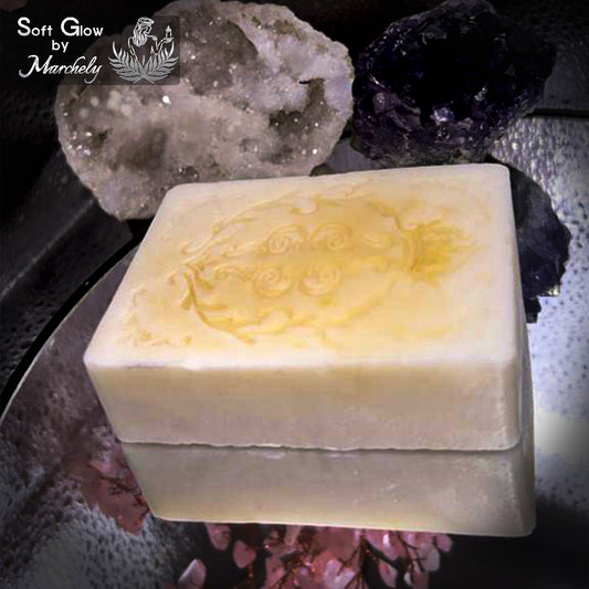 Rectangular soap with flower design based on goat's milk, honey and white camellia